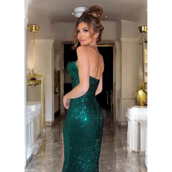 OPRIJETA SVEČANA OBLEKA Z BLEŠČICAMI IN PERJEM